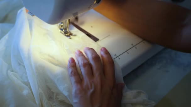 Les Mains Féminines Cousent Sur Une Machine Coudre — Video