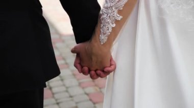 Bbride ve damat elleri sıkı tutun