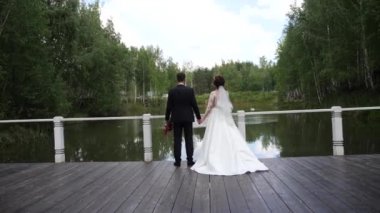 Gelin ve damat iskelede elele