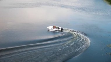 Nehir boyunca bir motorlu tekne rides
