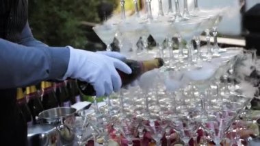 Garson tarafından Gözlük şampanya döktü