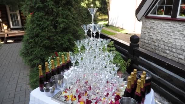在节日的容器里的酒杯金字塔 — 图库视频影像