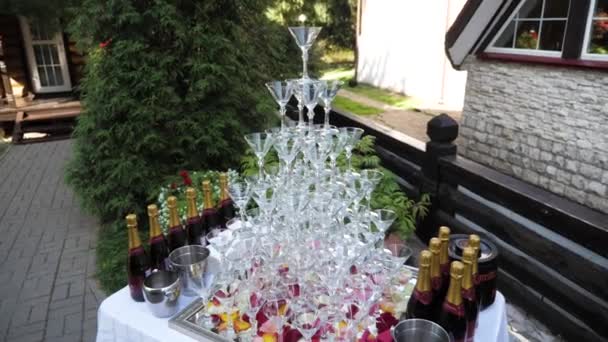 Pyramide Verres Vin Dans Réceptacle Festif — Video