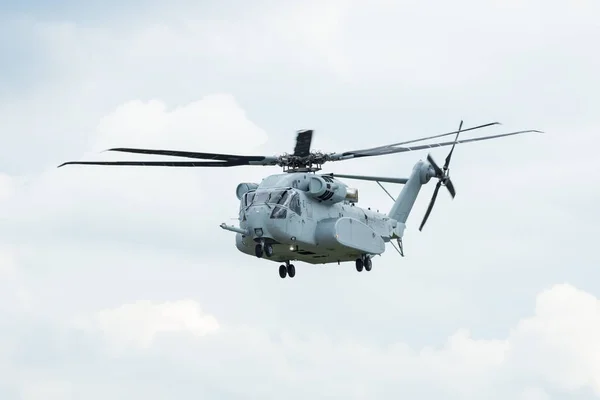 Демонстрационный полет тяжеловесного грузового вертолета Sikorsky CH-53K King Stallion . — стоковое фото