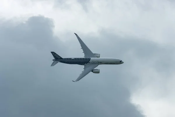 Αεροπορική επίδειξη από το jet ευρείας ατράκτου αεροσκάφος Airbus A350 Xwb. — Φωτογραφία Αρχείου