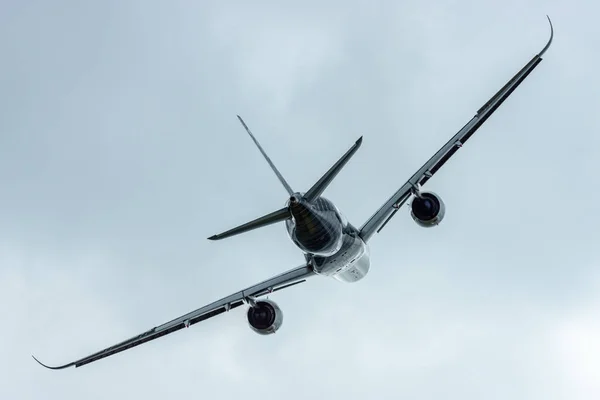 넓은 몸 제트기 정기 여객기에 어 버스 A350 Xwb의 시범 비행. — 스톡 사진