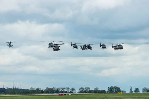 2018年4月26日 德国空军的各种各样的直升机的游行 展览协会柏林航空展2018 — 图库照片