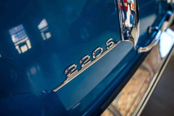 Berlin Mai 2018 Hinteres Emblem Des Luxusautos Mercedes Benz 220Er — Stockfoto