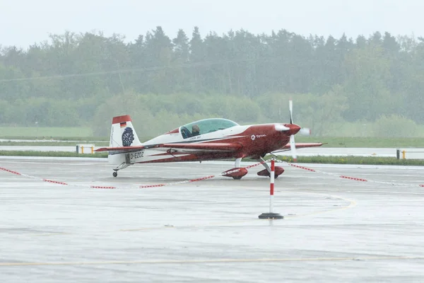 Berlin April 2018 Aerobatic Monoplane Extra 300L Airfield Heavy Rain — Stock Photo, Image