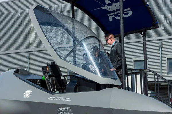 Berlin Germany April 2018 Visitors Look Cockpit Stealth Multirole Fighter — Stock Photo, Image