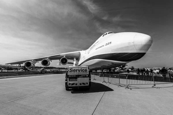 2018年4月27日 Airlifter 安东诺夫 225 Mriya 由安东诺夫航空公司在机场 黑白相间的 展览协会柏林航空展2018 — 图库照片