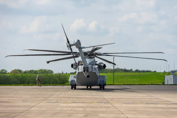 Berlin Tyskland April 2018 Tunga Lyft Last Helikopter Sikorsky 53K — Stockfoto