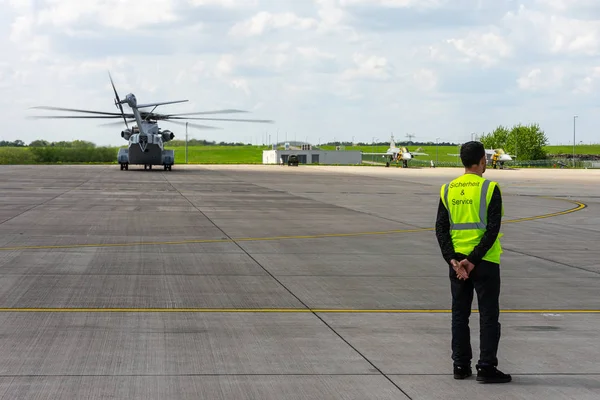 베를린 2018 리프트 헬리콥터 비행장에 책임자 Ila 베를린 에어쇼 2018 — 스톡 사진