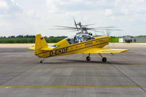 ベルリン ドイツ 2018 曲技飛行の航空機 グライダーの離着陸場の Akaflieg ミュンヘン Mu30 Schlacro 引っ張り — ストック写真