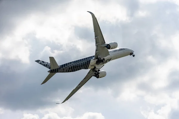 Berlin Deutschland April 2018 Vorführflug Des Großraumflugzeugs Airbus A350 Xwb — Stockfoto