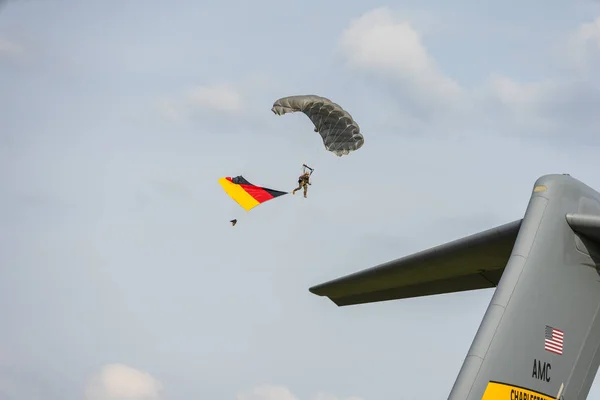 2018年4月27日 军事伞兵以德国的旗子在天空 展览协会柏林航空展2018 — 图库照片