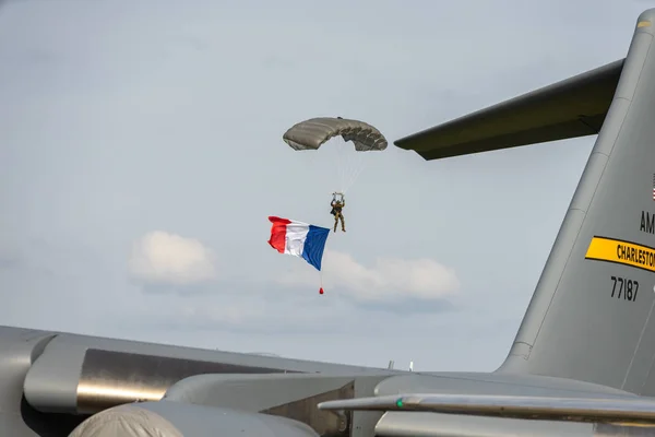 Berlin Tyskland April 2018 Militära Fallskärmsjägare Med Flagg Himlen Utställningen — Stockfoto