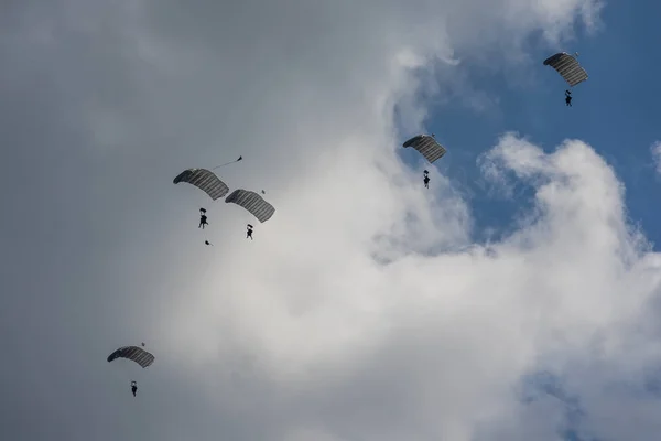 2018年4月27日 伞兵在天空中 展览协会柏林航空展2018 — 图库照片