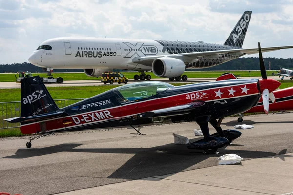 Berlin April 2018 Den Tvåsitsiga Aerobatic Monoplan Extra 300S Förgrunden — Stockfoto