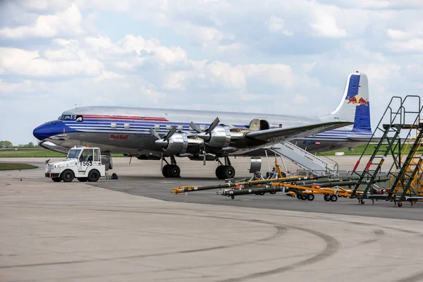 Berlin Germany April 2018 Airliner Douglas Flying Bulls Team Exhibition — Stock Photo, Image