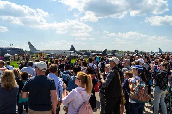 Berlin April 2018 Besucher Der Ausstellung Auf Dem Flugplatz Ausstellung — Stockfoto