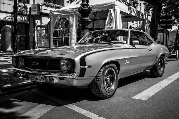 2018年6月09日 肌肉汽车雪佛兰卡玛洛 1969 黑白相间的 古典天柏林2018 — 图库照片