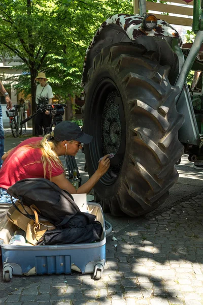 2018年6月09日 艺术安装在库达姆大街 画家把水钻粘在拖拉机的轮子上 古典天柏林2018 — 图库照片