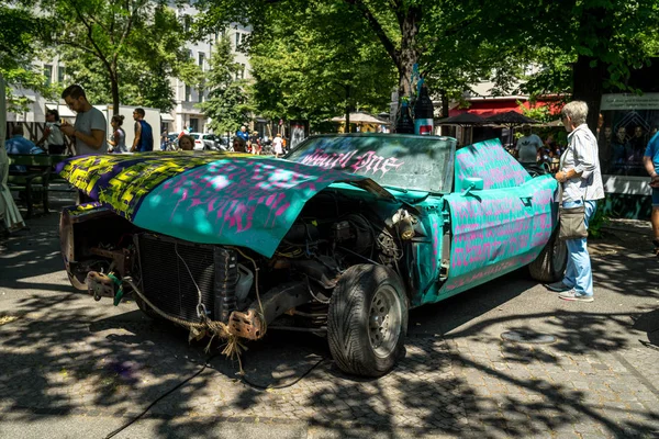 Berlin Czerwca 2018 Instalacja Artystyczna Kurfuerstendamm Uszkodzony Samochód Wewnątrz Fontanna — Zdjęcie stockowe