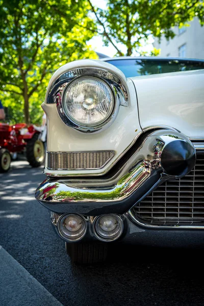 2018年6月09日 一辆全尺寸汽车雪佛兰贝尔风的大灯 1957 古典天柏林2018 — 图库照片