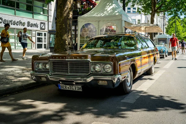 Berlin Czerwca 2018 Pełnowymiarowy Samochód Chrysler Town Country Station Wagon — Zdjęcie stockowe