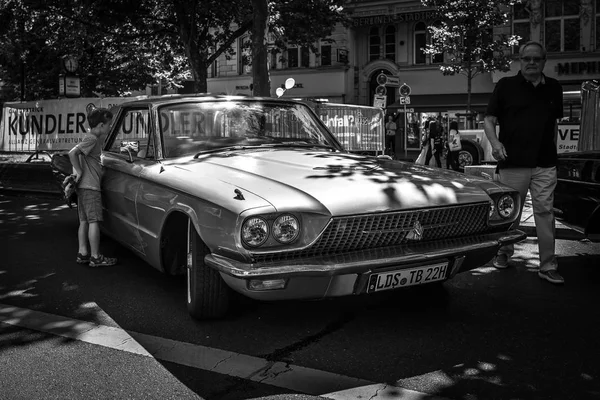 ベルリン 2018 個人的な高級車フォード サンダーバード 第四世代 1966 黒と白 古典的な日ベルリン 2018年 — ストック写真