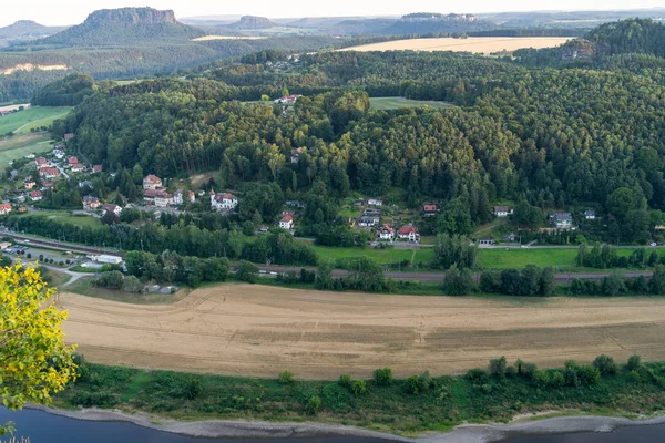 撒克逊人的风景瑞士 Elbe 砂岩山的德国部分 河的山谷 Elbe — 图库照片