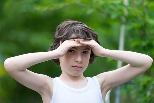 Retrato Menino Uma Camisa Sem Mangas Fundo Natureza Estilo País — Fotografia de Stock