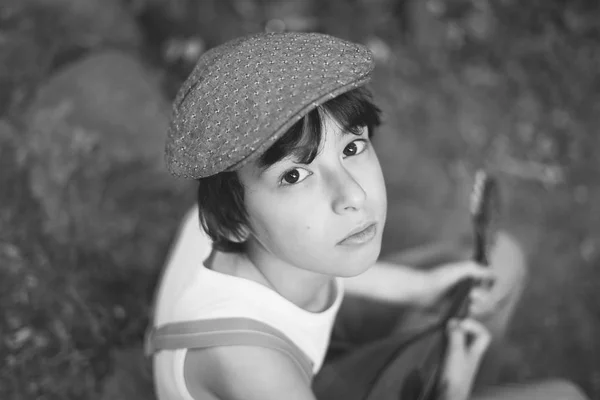 Портрет Мальчика Мандолиной Черное Белое — стоковое фото