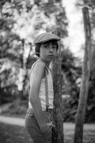 Retrato Niño Vestido Con Pantalones Con Tirantes Una Camisa Sin — Foto de Stock