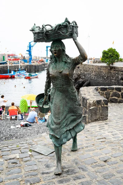 西班牙波多黎各 2018年7月19日 Fisherwoman 由艺术家胡里奥涅托在海滩上 Muelle — 图库照片