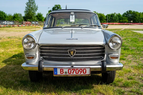 Paaren Glien Deutschland Mai 2018 Großer Familientauglicher Peugeot 404 1968 — Stockfoto