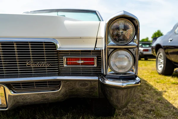 Paaren Glien ドイツ 2018 フルサイズ高級車ドヴィル コンバーチブル 1968 のヘッドランプ 展覧会 死ぬクラシックカー — ストック写真