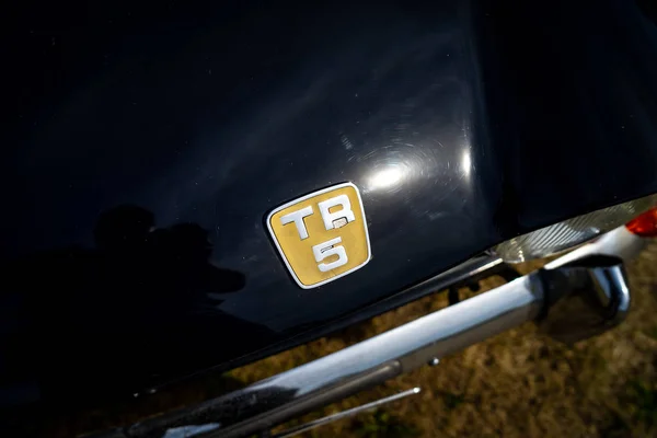 スポーツ車トライアンフ Tr5 1968 Paaren Glien ドイツ 2018 フードのエンブレム 展覧会 死ぬクラシックカー — ストック写真