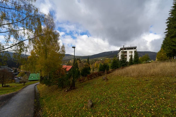 捷克共和国 Spindleruv Mlyn 2018年10月24日 该国最经常光顾的山区和滑雪胜地的街道和房屋 — 图库照片