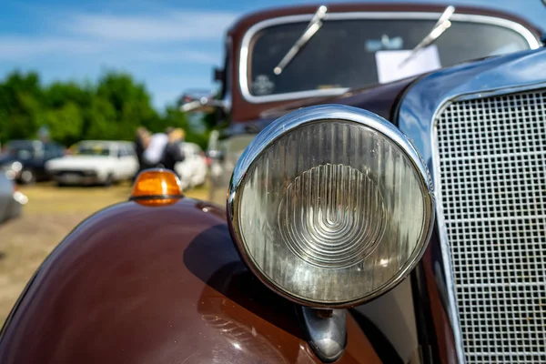 Fragment Grille Koplamp Van Een Oude Klassieke Auto — Stockfoto