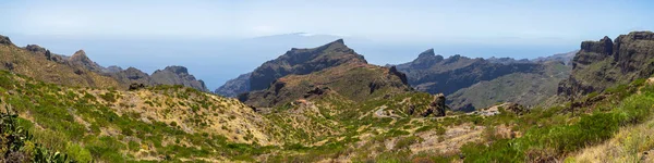 全景的 Macizo Teno 马斯卡峡和山路到马斯卡村 特内里费岛加那利群岛 西班牙 从角度来看 米拉多 切尔夫 — 图库照片