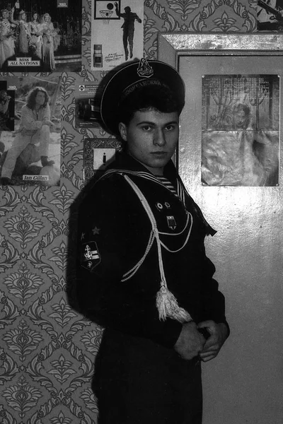 モスクワ地域 ロシア連邦 およそ 1992 アパートのロシア水兵の肖像画 フィルムのスキャン 1992 年頃の大規模な穀物 — ストック写真