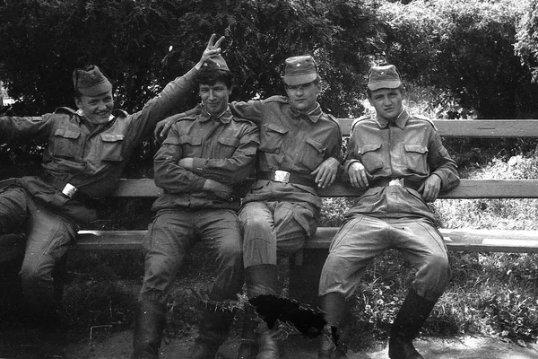 モスクワ地域 ロシア 1992年年頃 ロシア軍の兵士たちは 木製のベンチに座っています フィルムのスキャン 粒が大きい — ストック写真