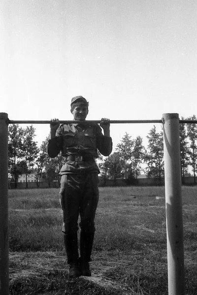モスクワ地域 ロシア連邦 1992年年頃 スポーツ横棒をロシア軍の兵士 フィルムのスキャン 粒が大きい — ストック写真
