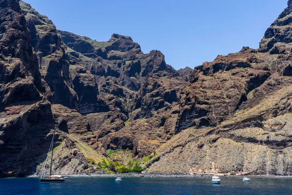 Yates Barcos Turistas Cerca Los Acantilados Verticales Acantilados Los Gigantes — Foto de Stock