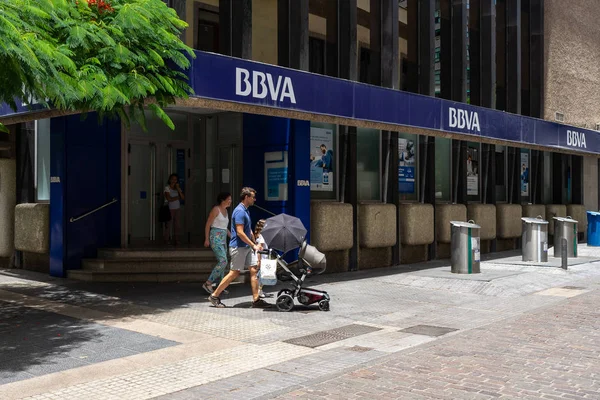 西班牙加那利群岛圣克鲁斯 2018年7月28日 毕尔巴鄂 Vizcaya Argentaria Bbva 银行办事处在城市的历史部分的购物街 圣克鲁斯是特内里费岛的首府 — 图库照片