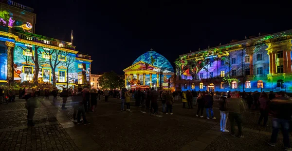 2018年10月07日 Bebelplatz 国家歌剧院 圣海德薇大教堂 罗马酒店 和洪堡大学法律学院 在有色灯饰 灯光节2018 — 图库照片