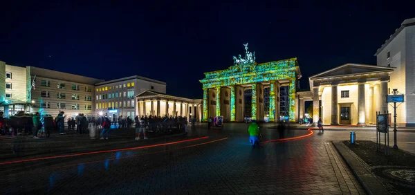 ベルリン 2018 Pariser Platz と色鮮やかなイルミネーションのブランデンブルク門 2018 の祭り — ストック写真