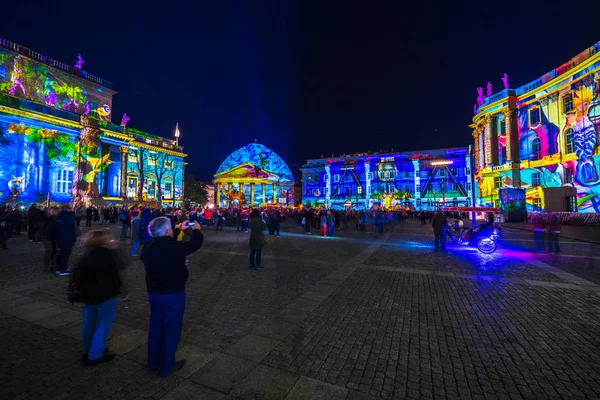 2018年10月07日 Bebelplatz 国家歌剧院 圣海德薇大教堂 罗马酒店 和洪堡大学法律学院 在有色灯饰 灯光节2018 — 图库照片